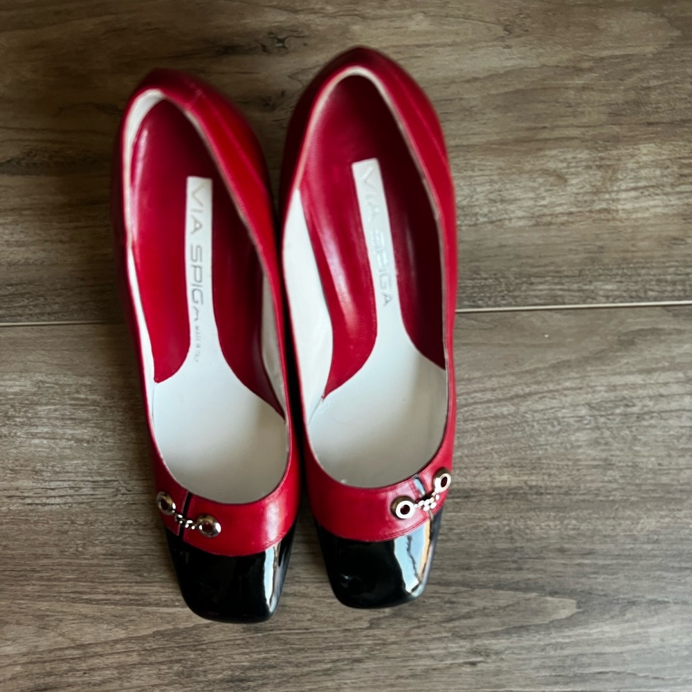 Via Spiga Red and Black Flats with Classic Design color block pin up